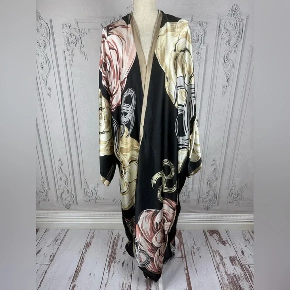 Elegant Floral Kimono Robe - Black and Cream - Picture 2 of 9